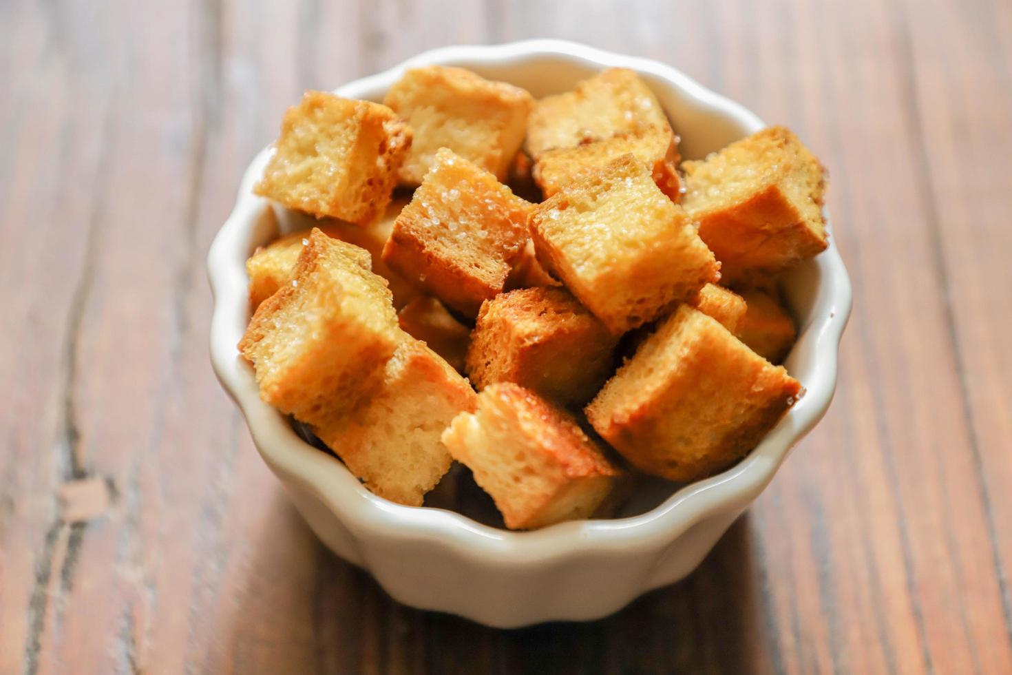 croutons in witte kom foto