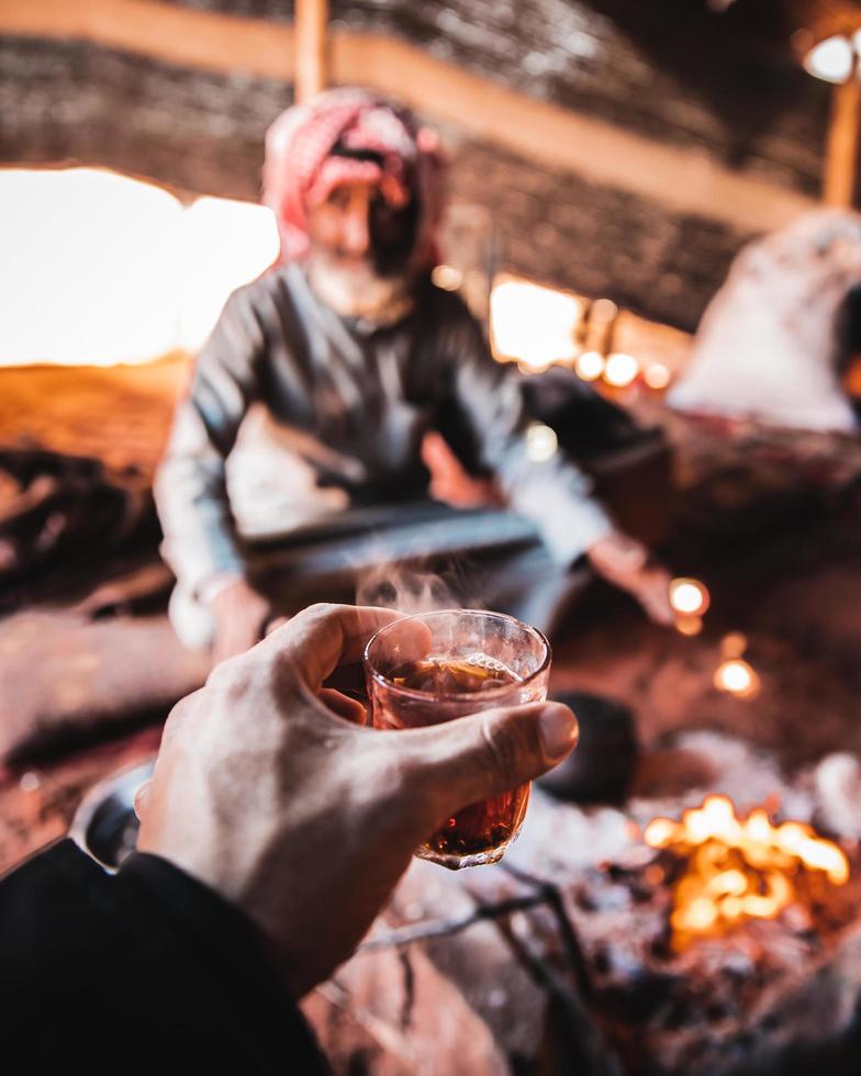 first-person standpunt thee drinken in tent in het Midden-Oosten foto