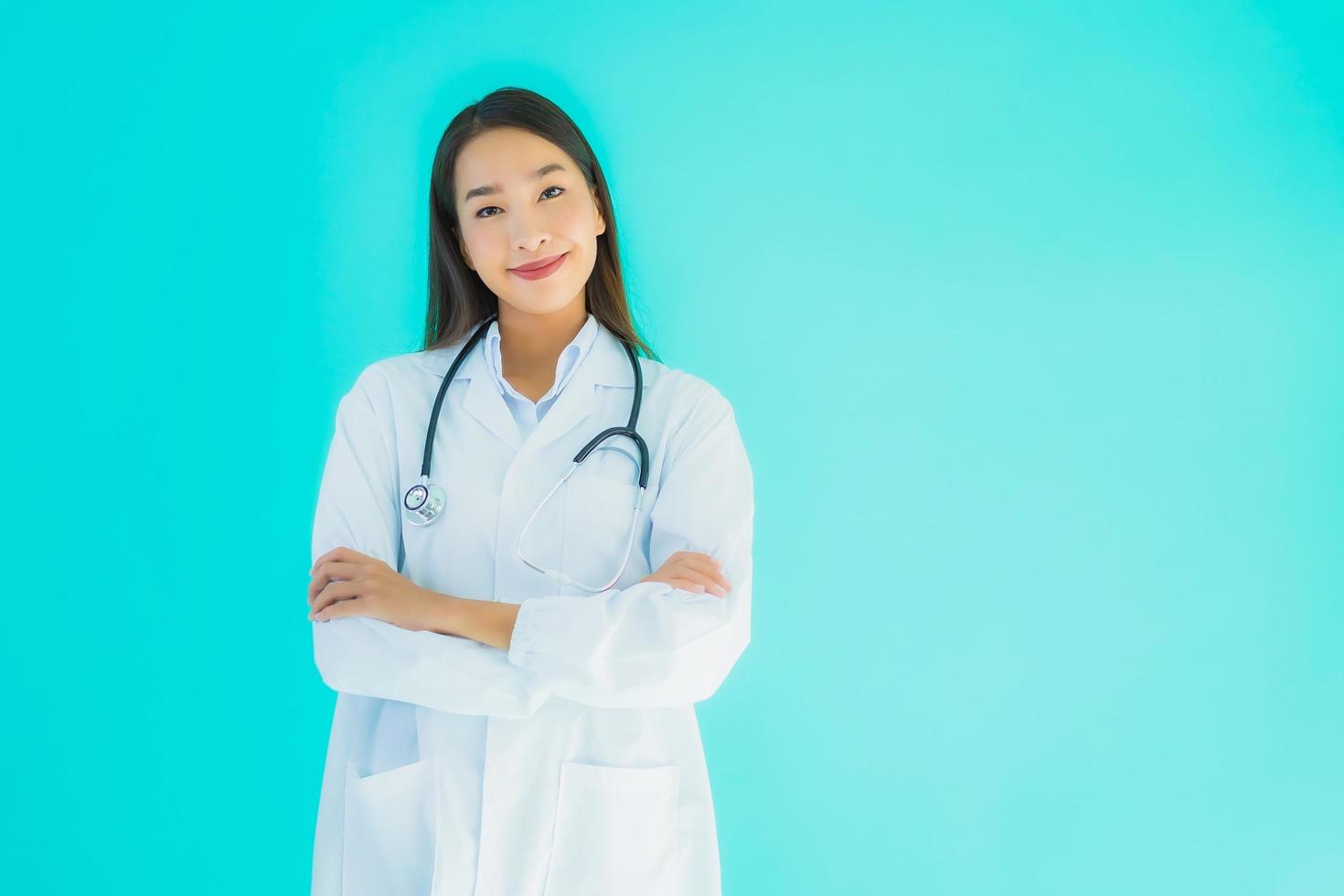 portret van een jonge vrouwelijke Aziatische arts met een stethoscoop foto