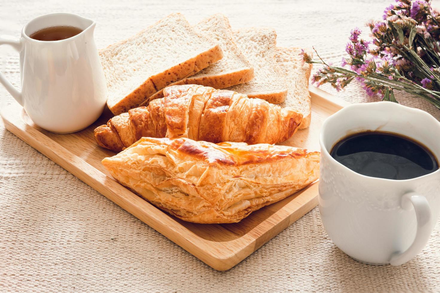 zelfgemaakte gebakken goederen met koffie op tafel foto