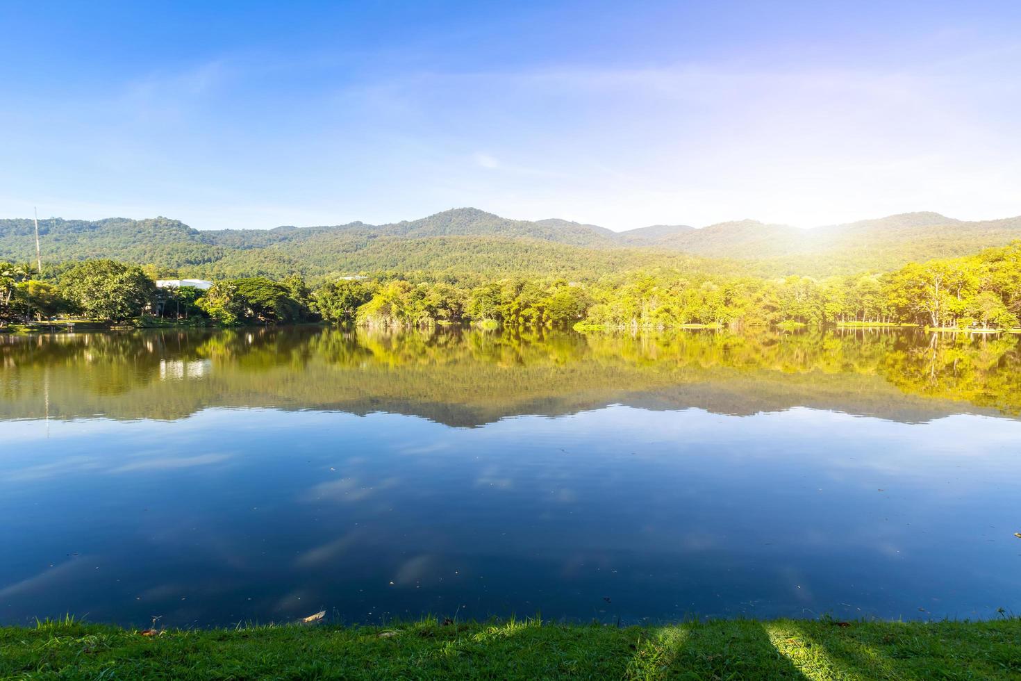 groen gras landschapsmening van ang kaew reservoir op chiang mai university. foto