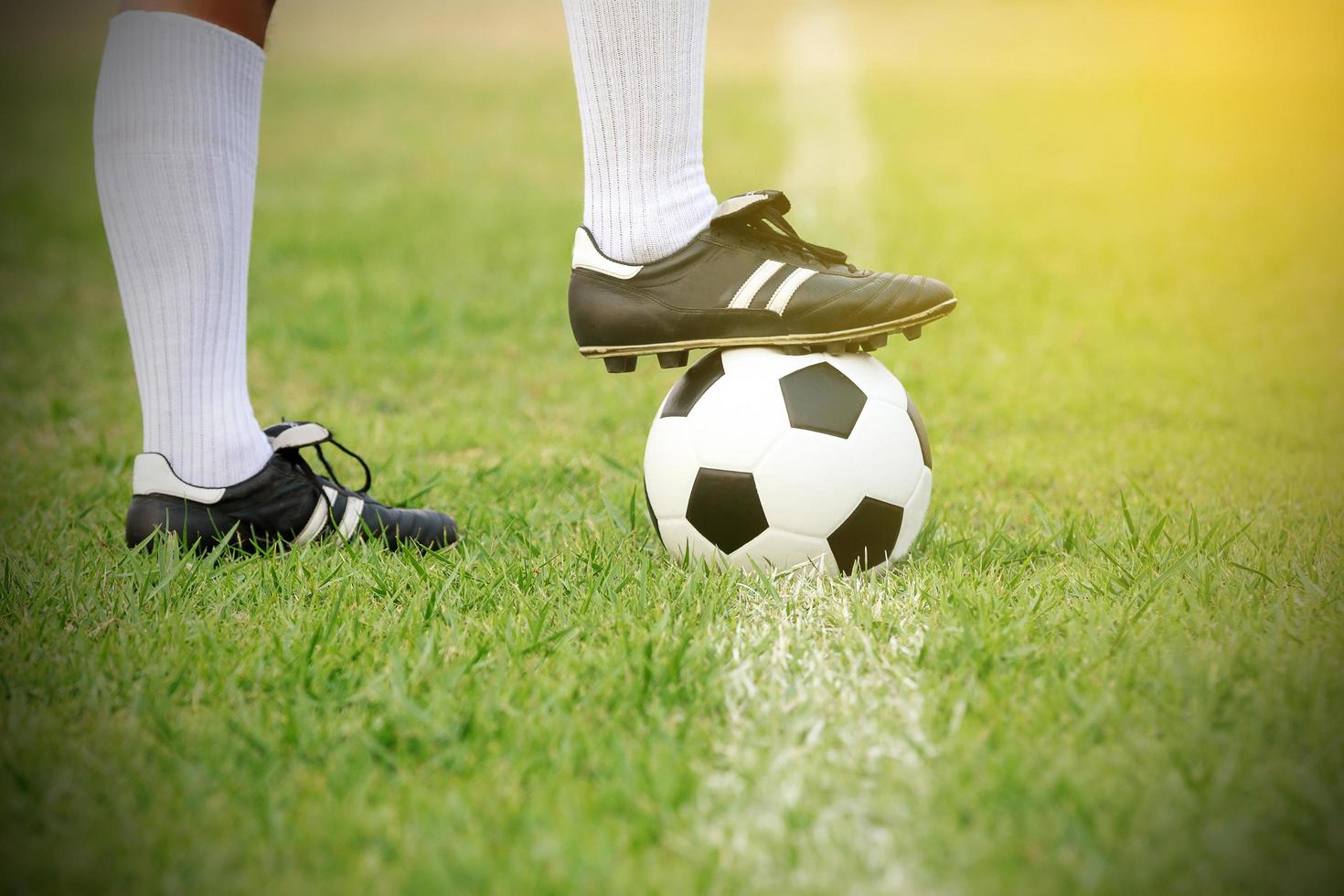 voetballer permanent met bal op het veld foto