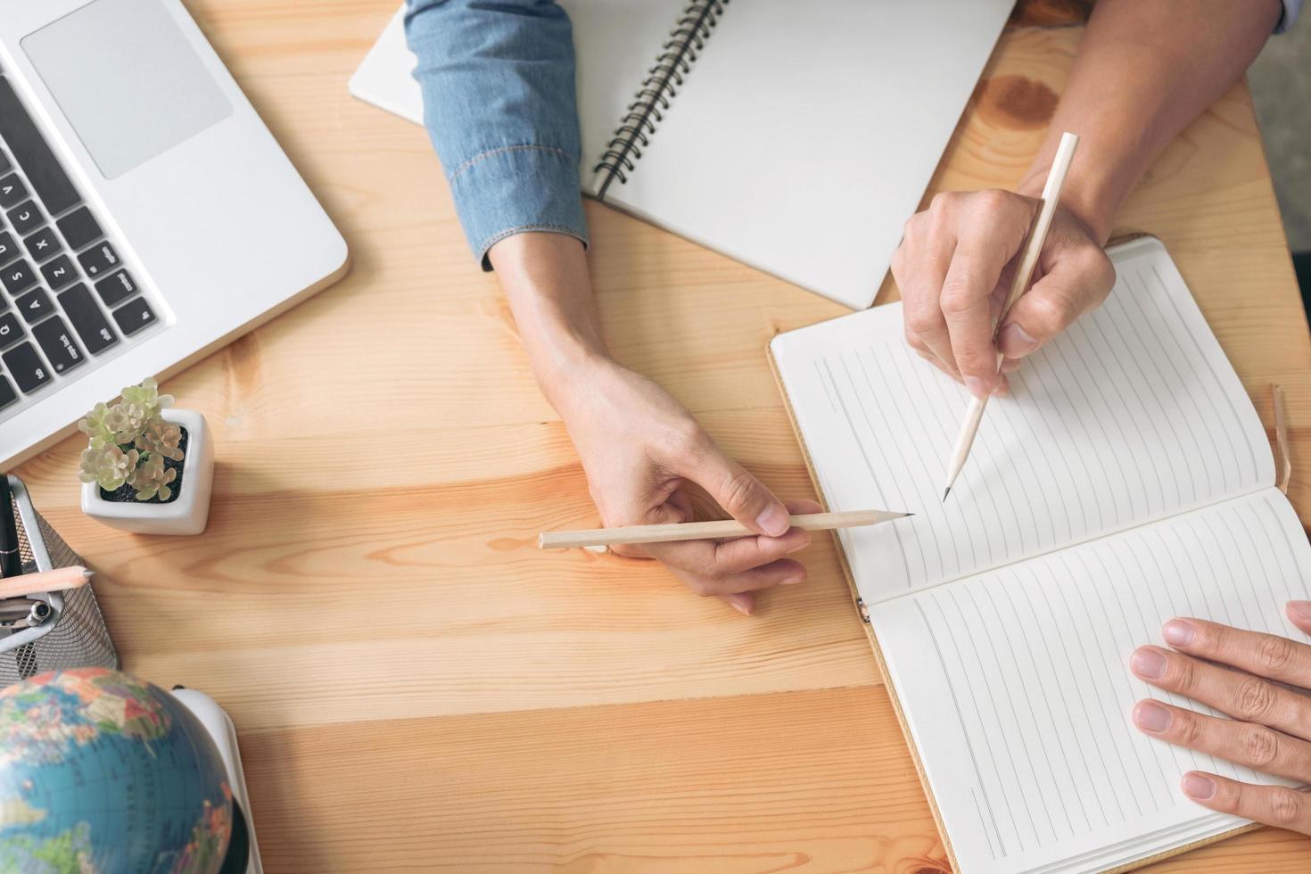 tutor die student helpt met opdracht foto