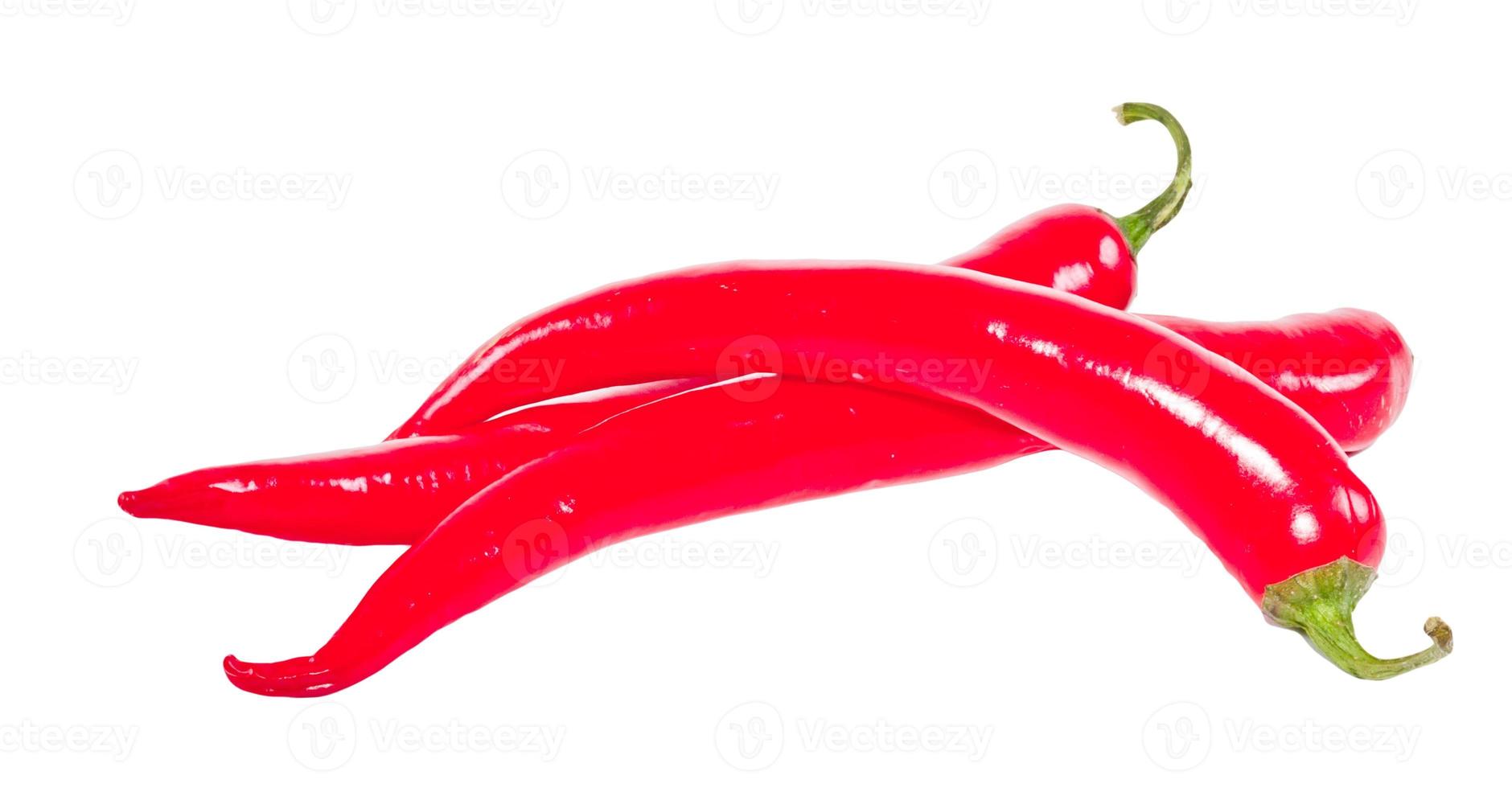 de hoop van rood heet Chili paprika's geïsoleerd Aan wit achtergrond foto