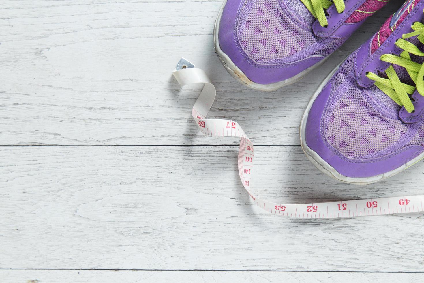 gezonde levensstijl plat met sportschoenen foto