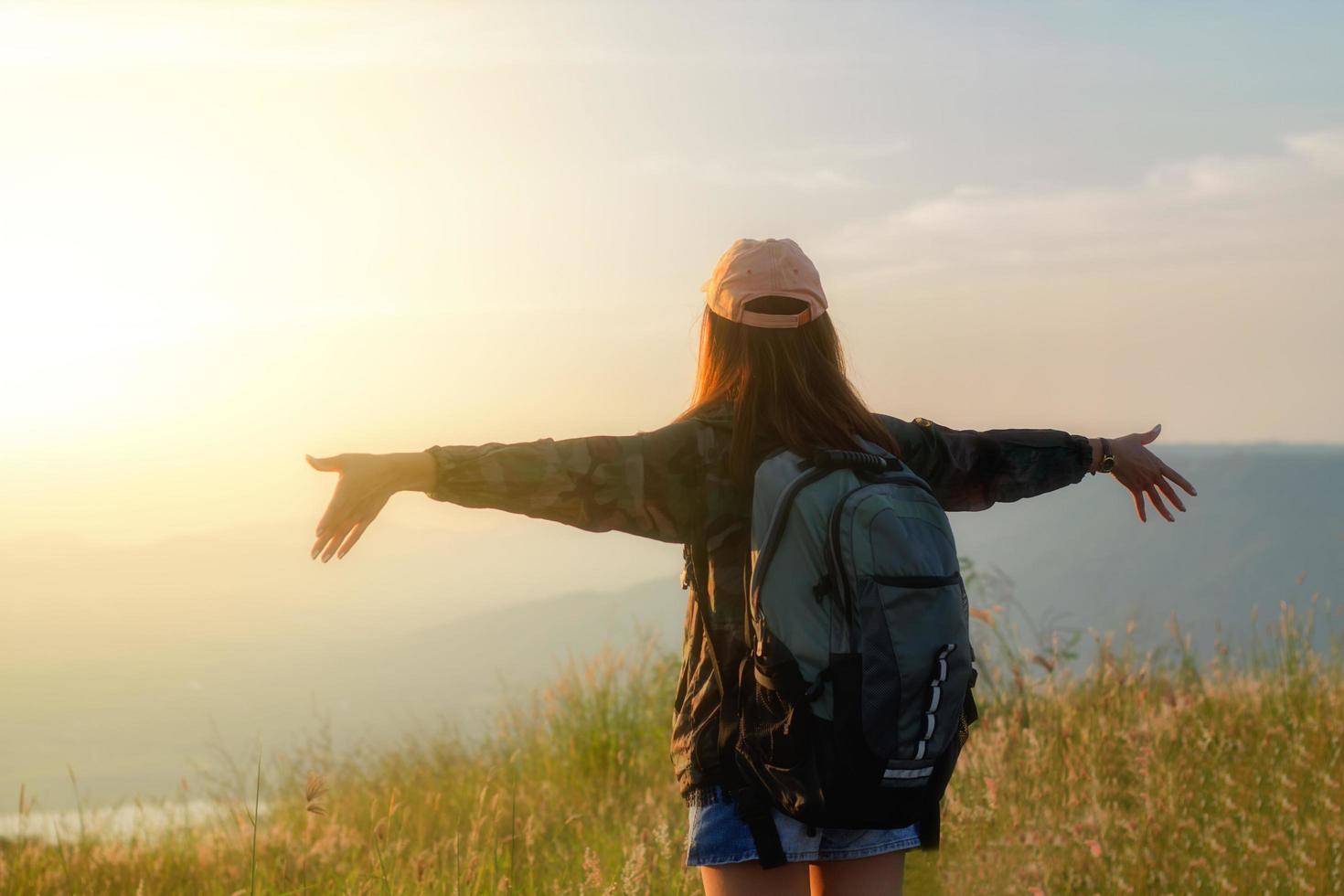 vrouw genieten van een uitzicht op zee foto