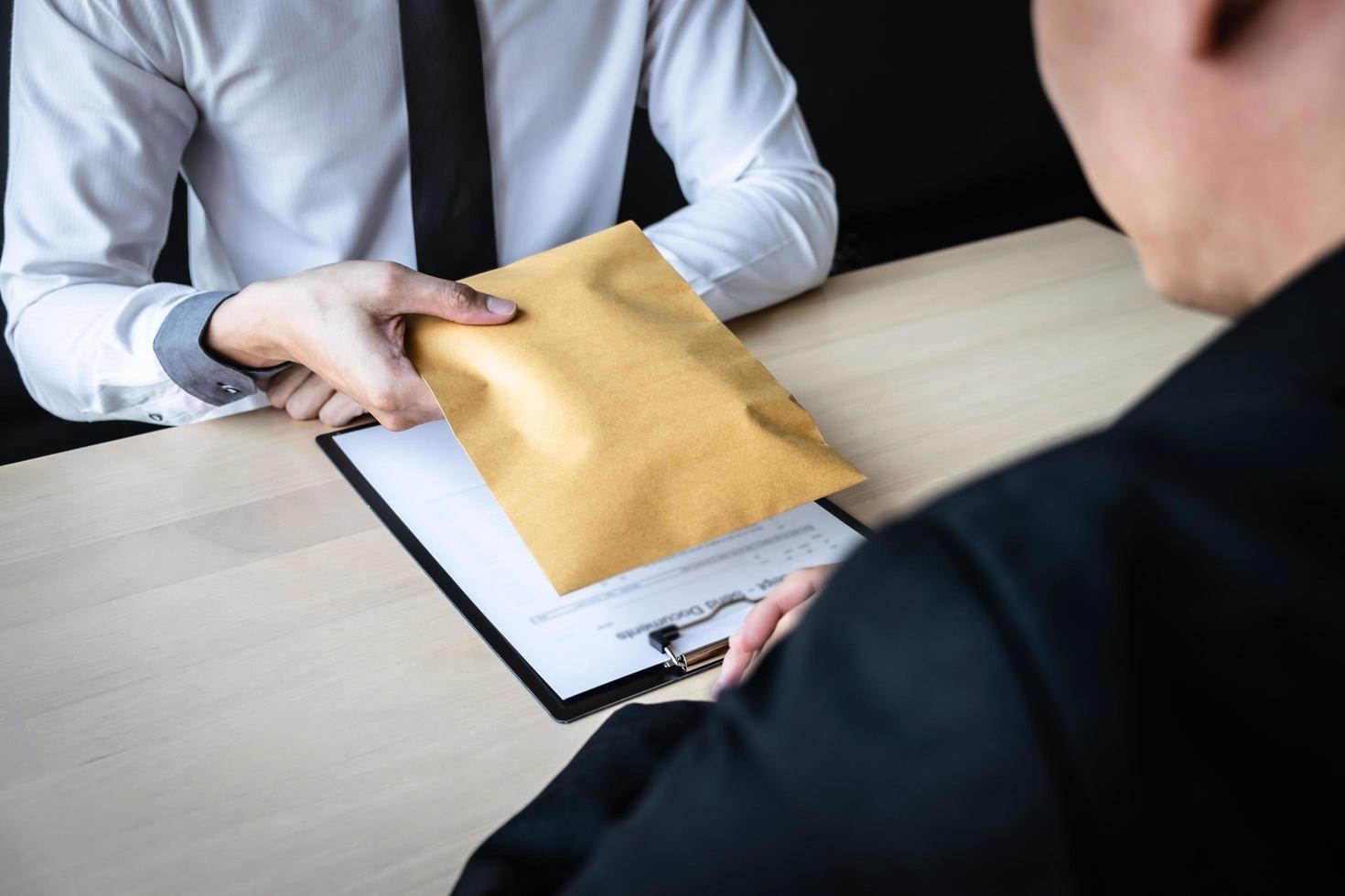 twee mannen hebben een zakelijke deal foto