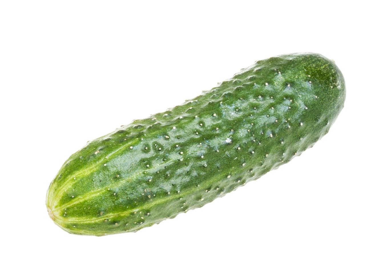 gezond voedsel. de groen komkommers geïsoleerd Aan wit achtergrond foto