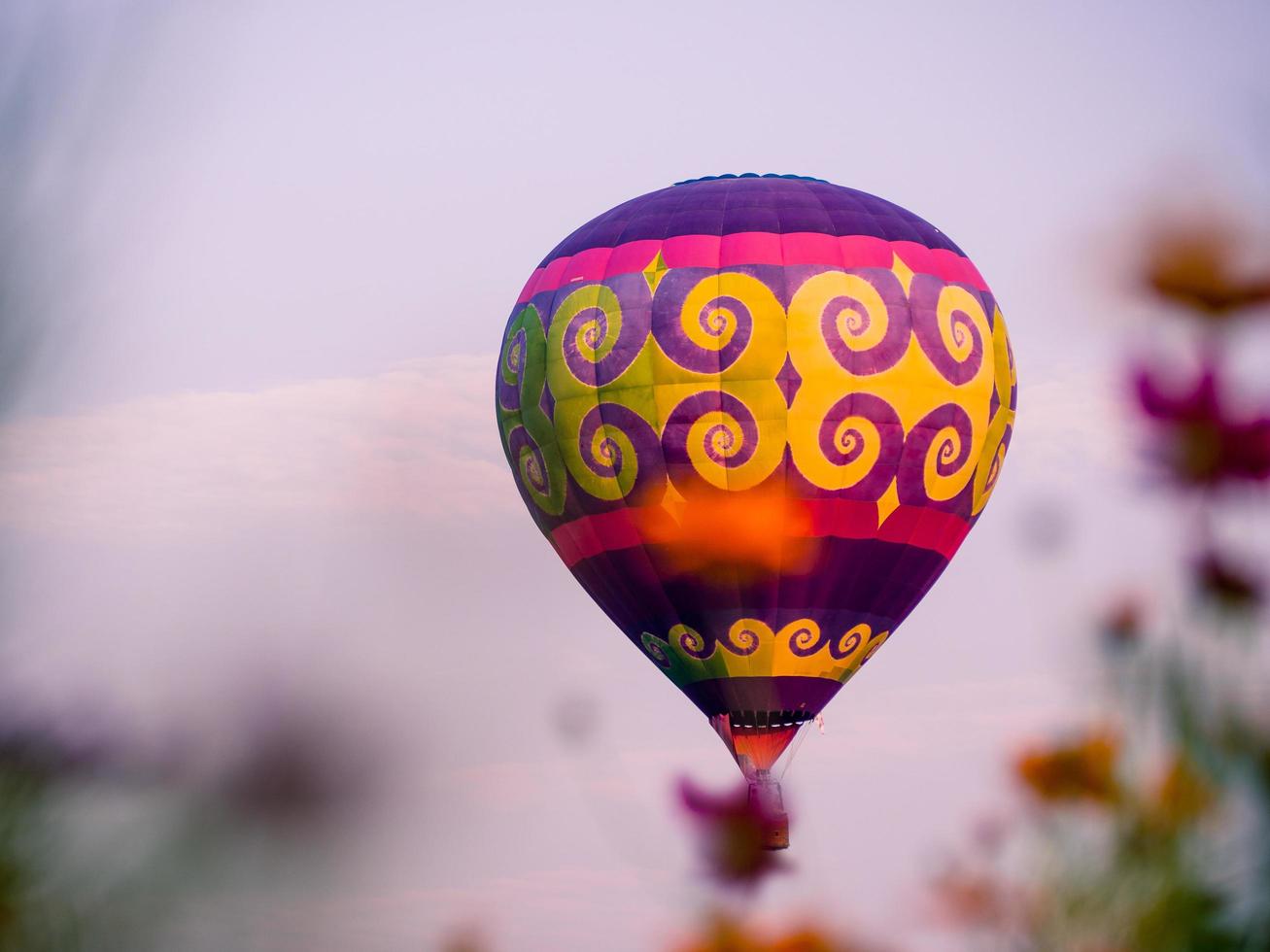 heldere kleurrijke luchtballon foto