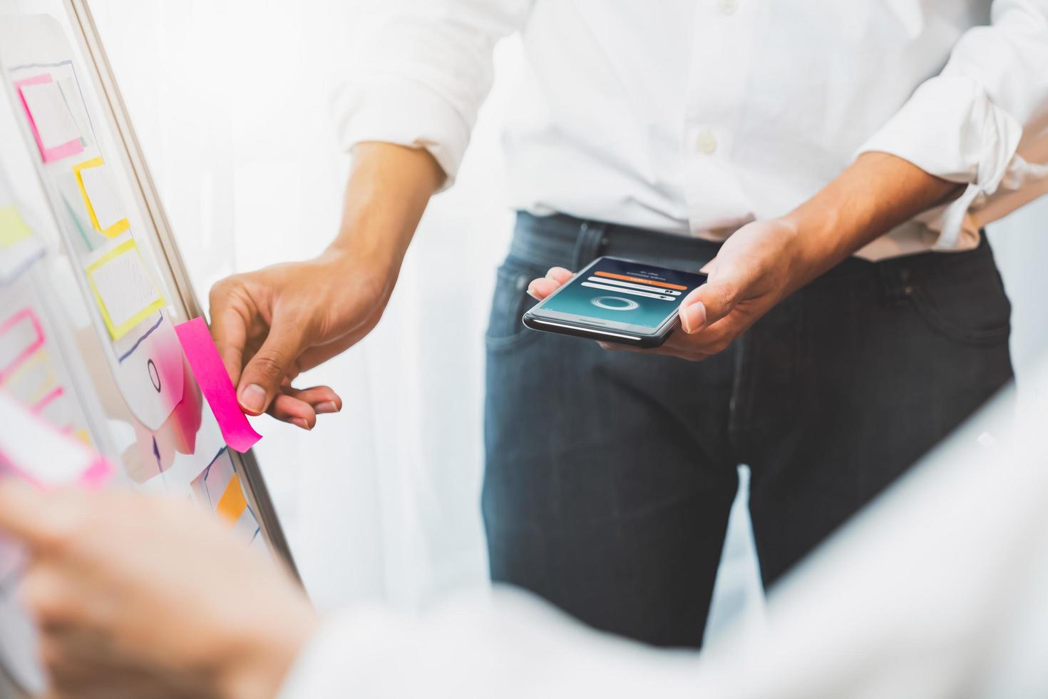 collega's plan maken op het whiteboard foto