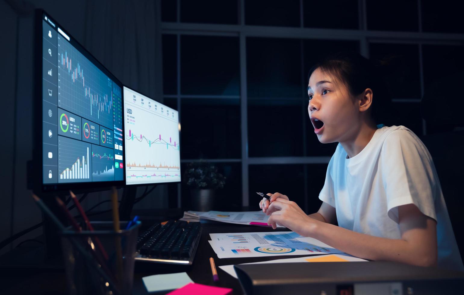 vrouw geschokt kijken naar de beurs foto