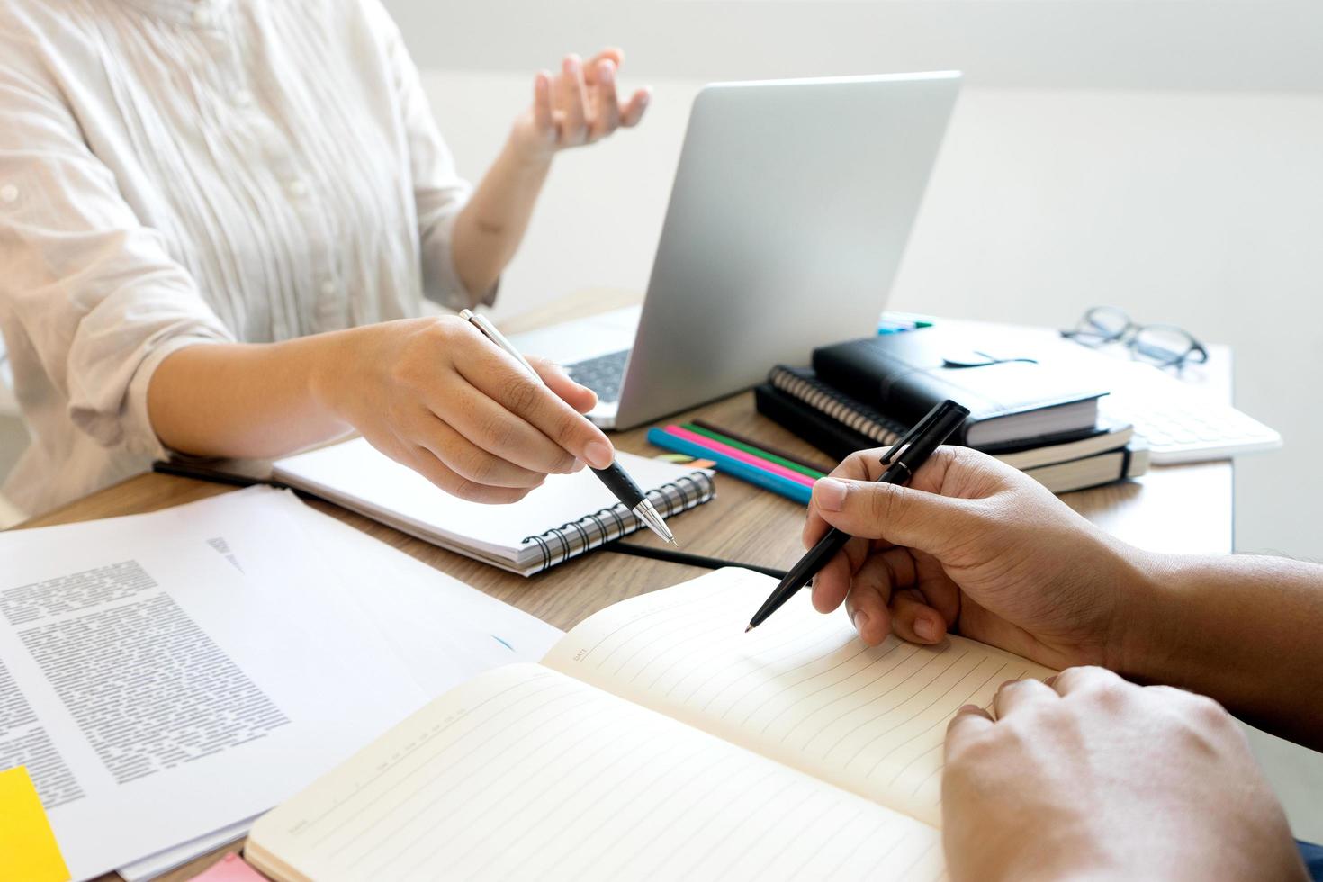 collega's samen te werken op kantoor foto