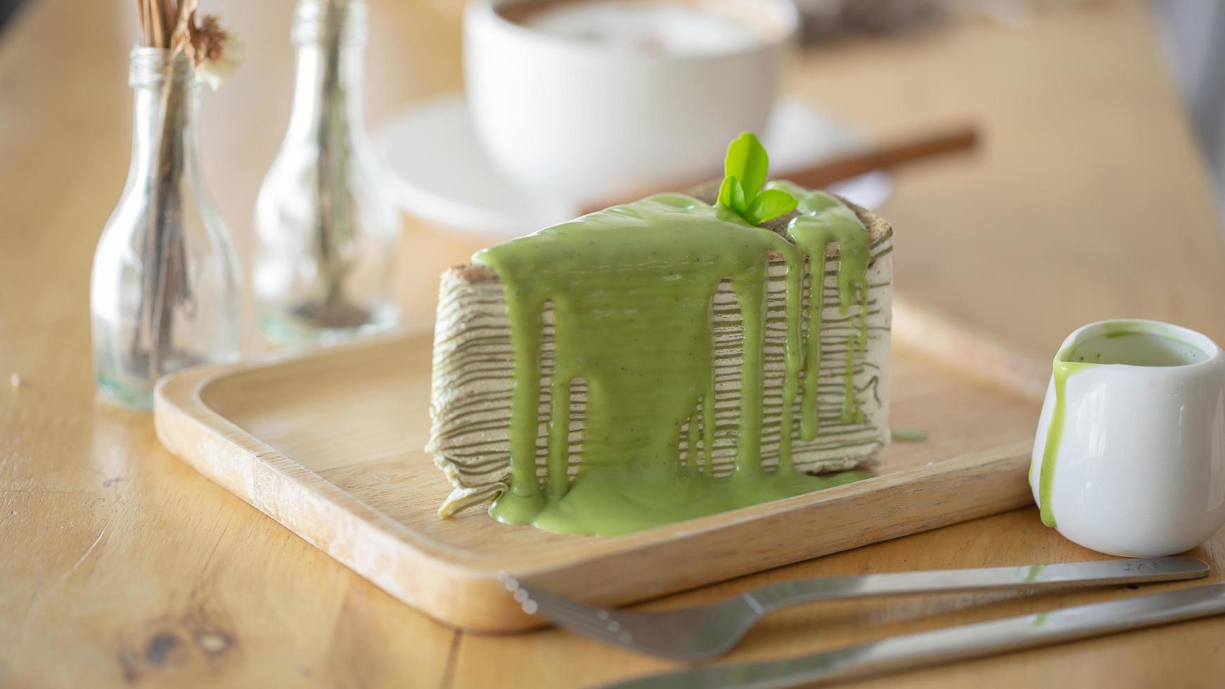 een snee. van groene thee crêpe cake foto