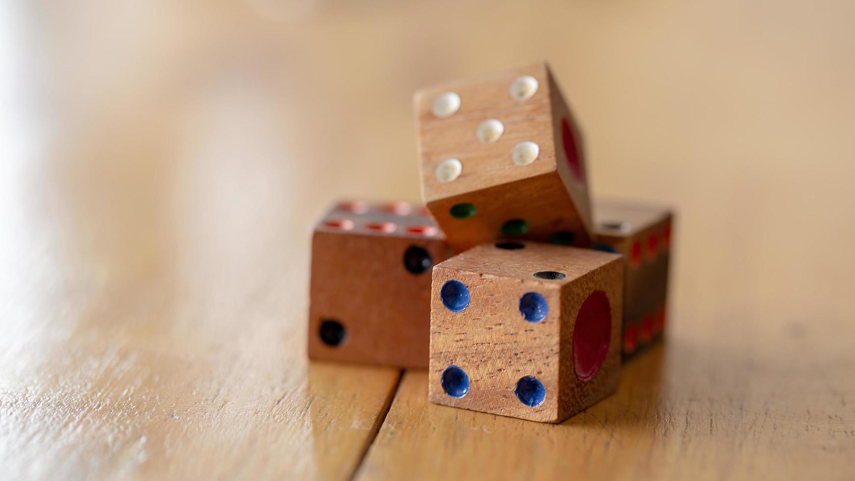 dobbelstenen gemaakt van hout op houten tafel foto