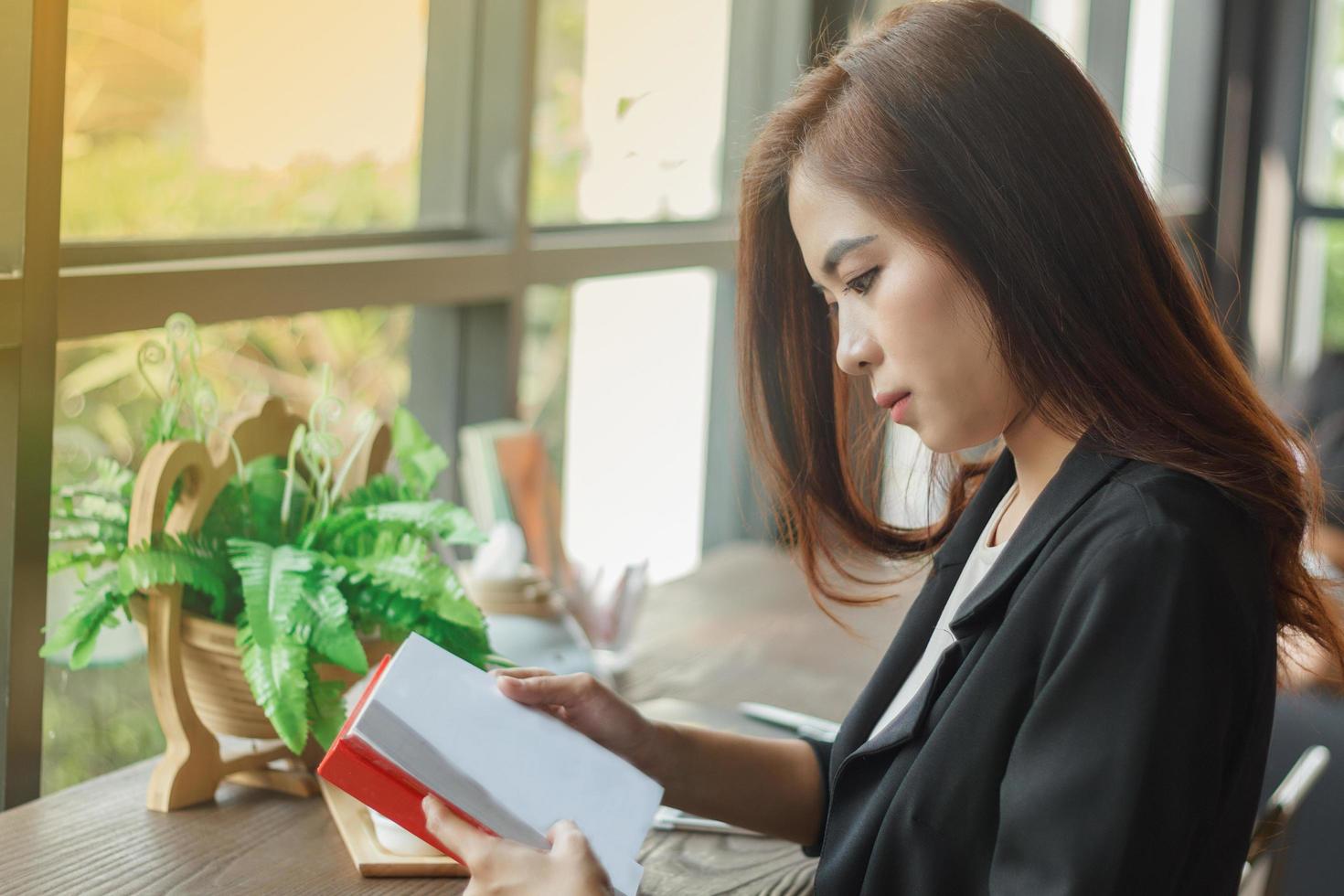 vrouw leest notities in notitieblok foto