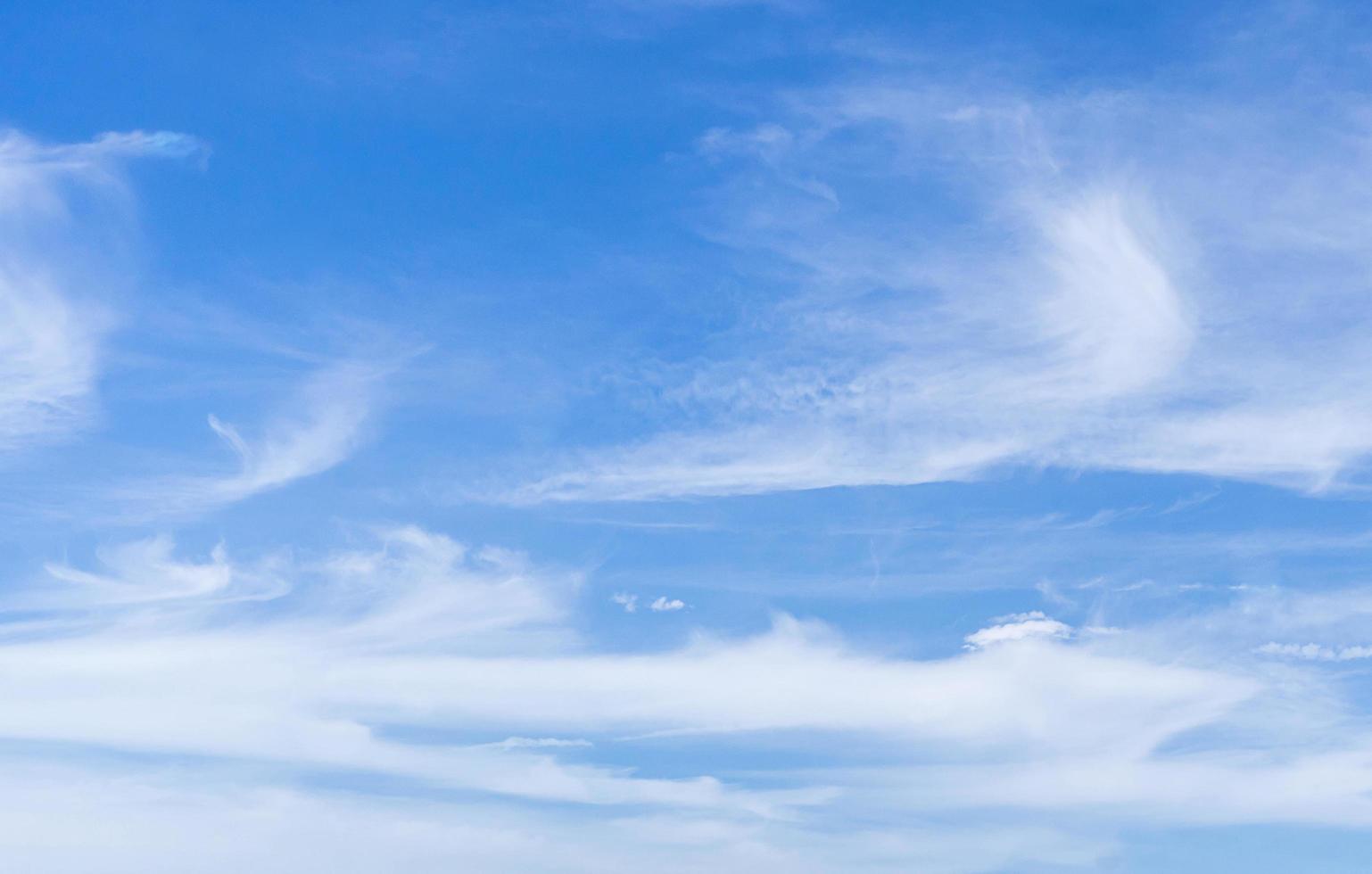 blauwe bewolkte hemel foto