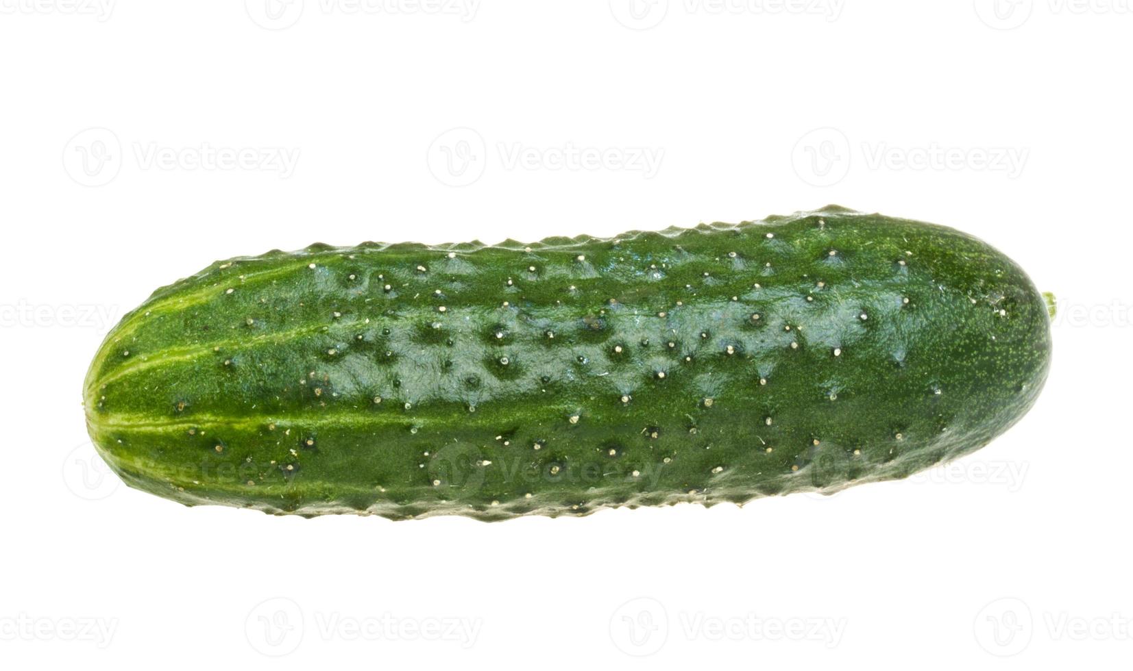 gezond voedsel. de groen komkommers geïsoleerd Aan wit achtergrond foto