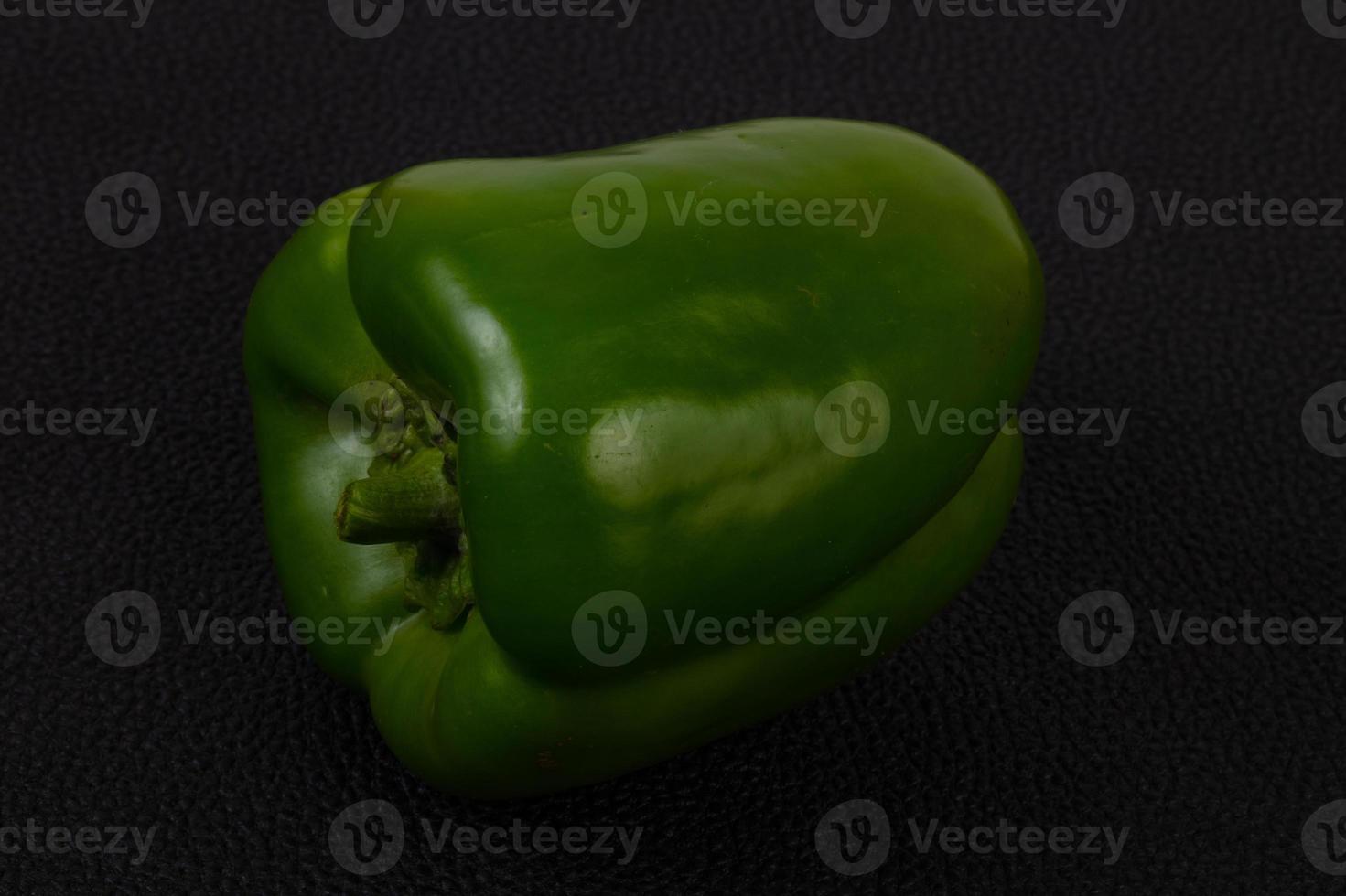 rijpe groene paprika foto