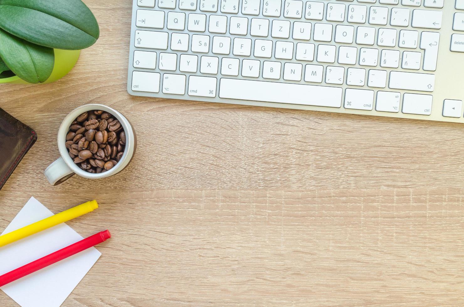 werkplek met toetsenbord op houten tafel foto