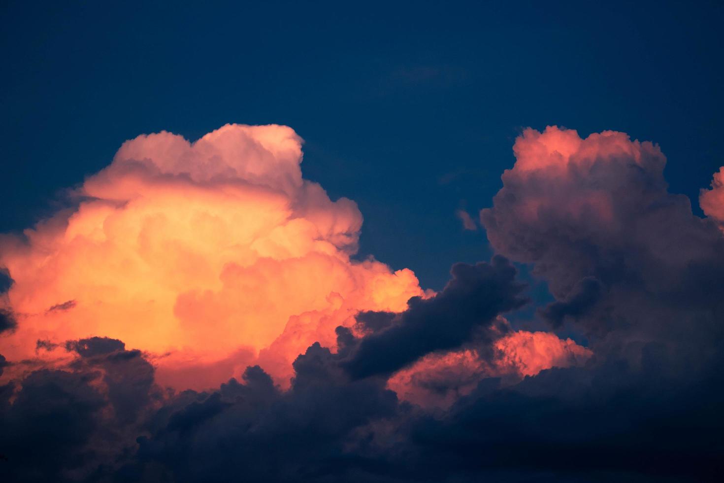 rode wolken in een donkerblauwe hemel foto