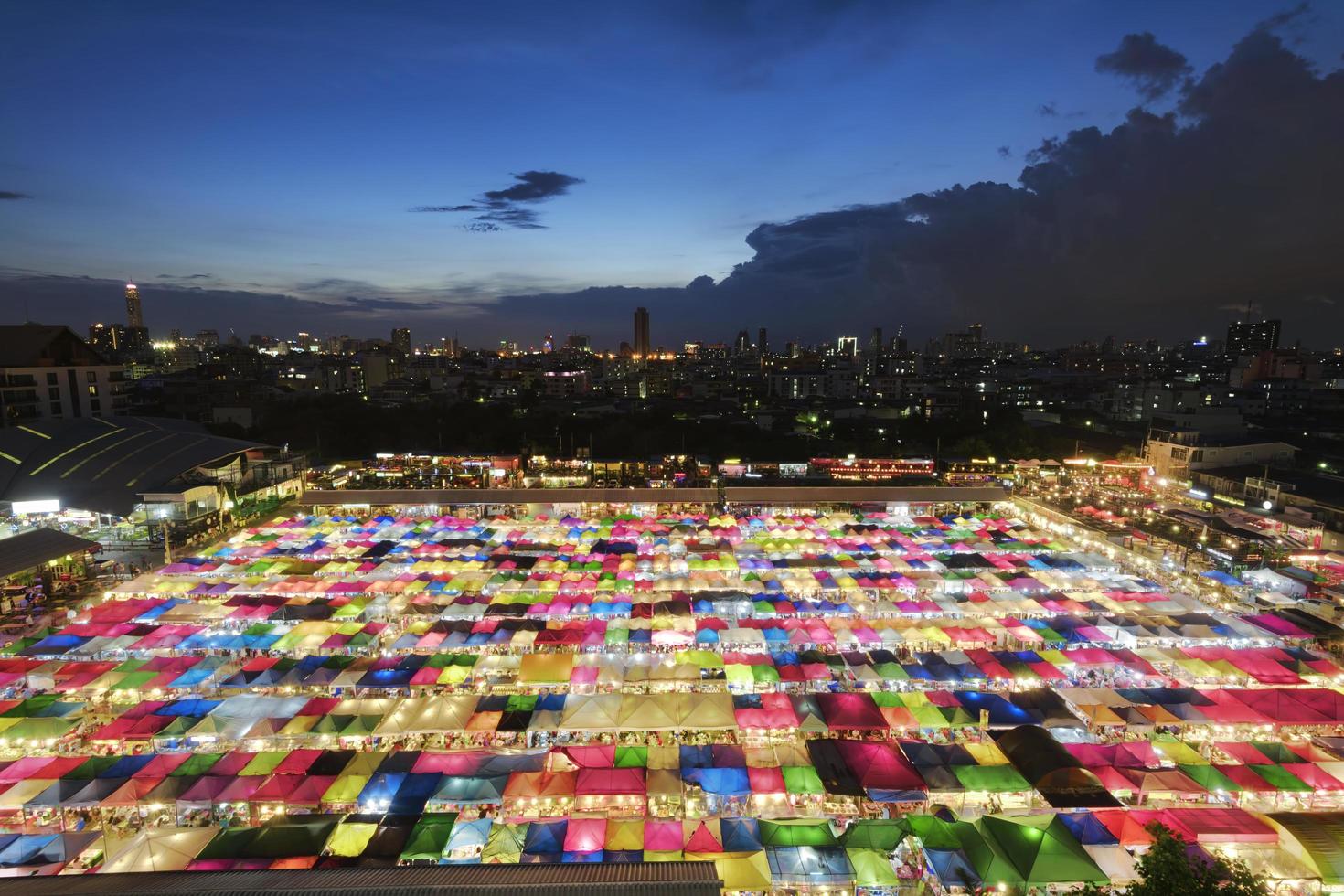 bangkok markt bij avondschemering foto