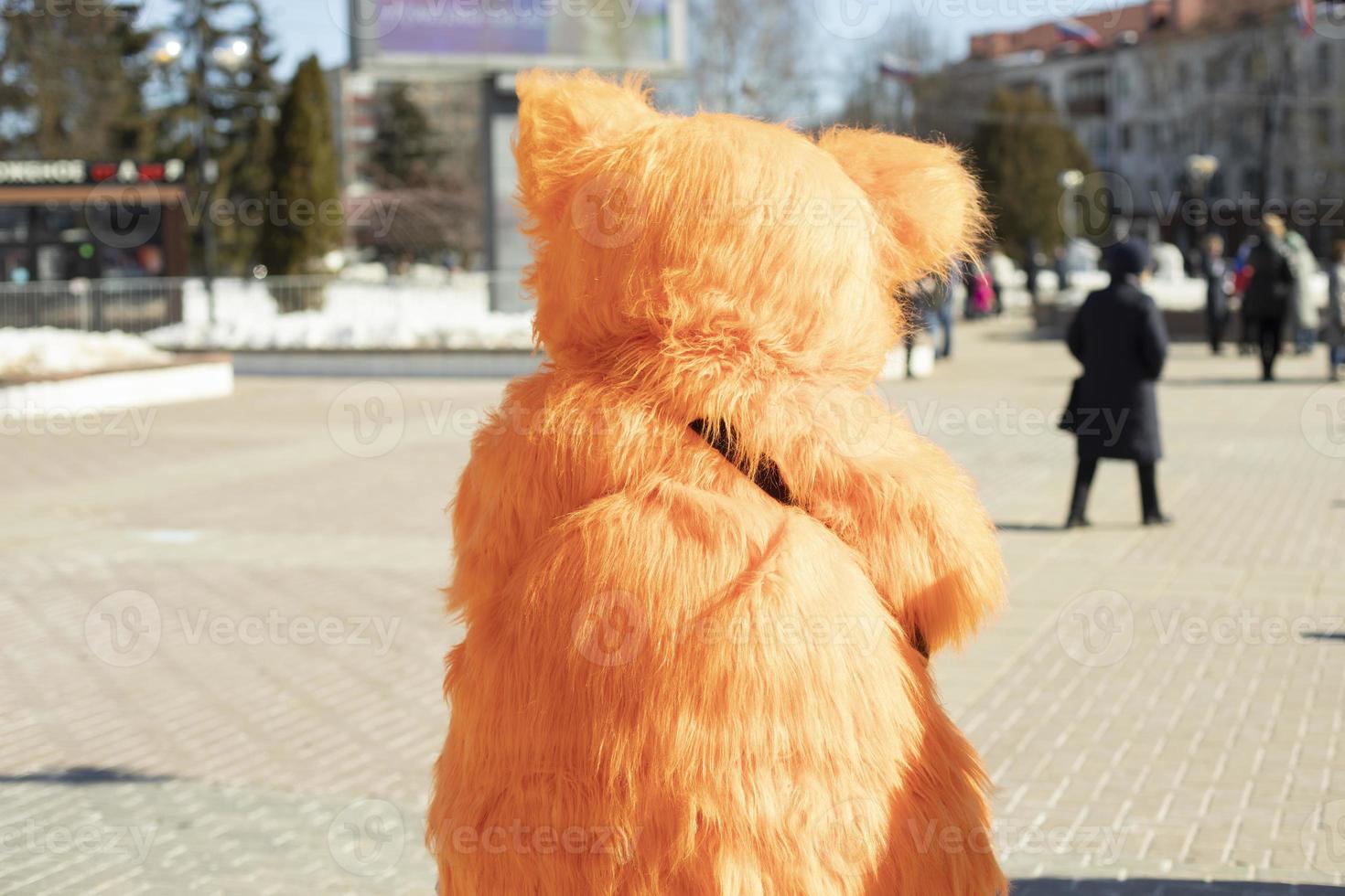 figuur van springend dier. oranje vos. foto