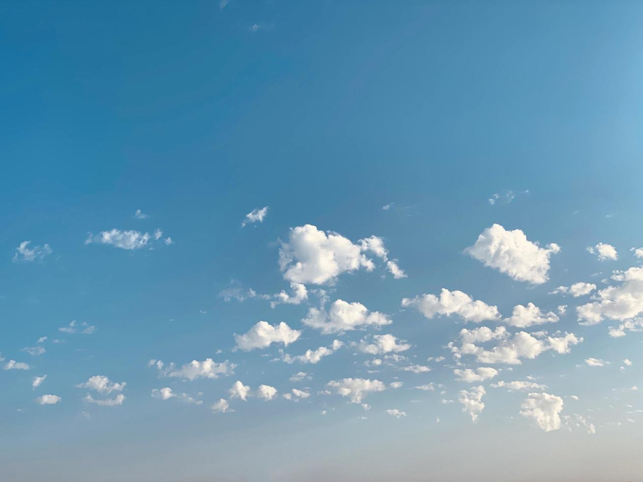 witte wolken in de blauwe lucht foto