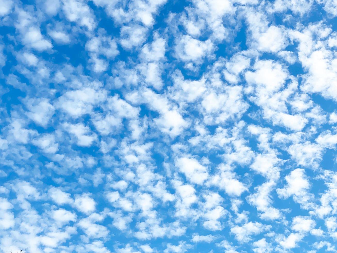 blauwe lucht met witte wolken foto