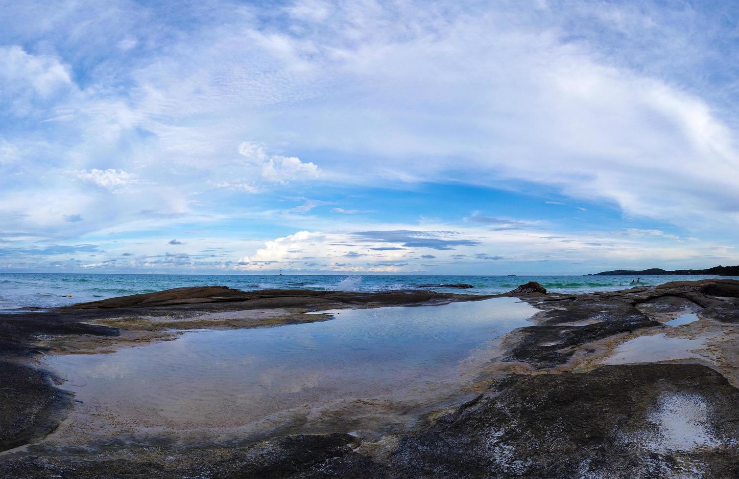 panorama van rotsachtige kust foto