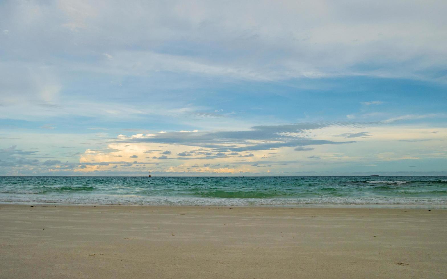 landschapsmening van tropisch strand foto