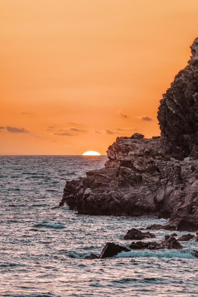 zonsondergang over de Siciliaanse zee foto