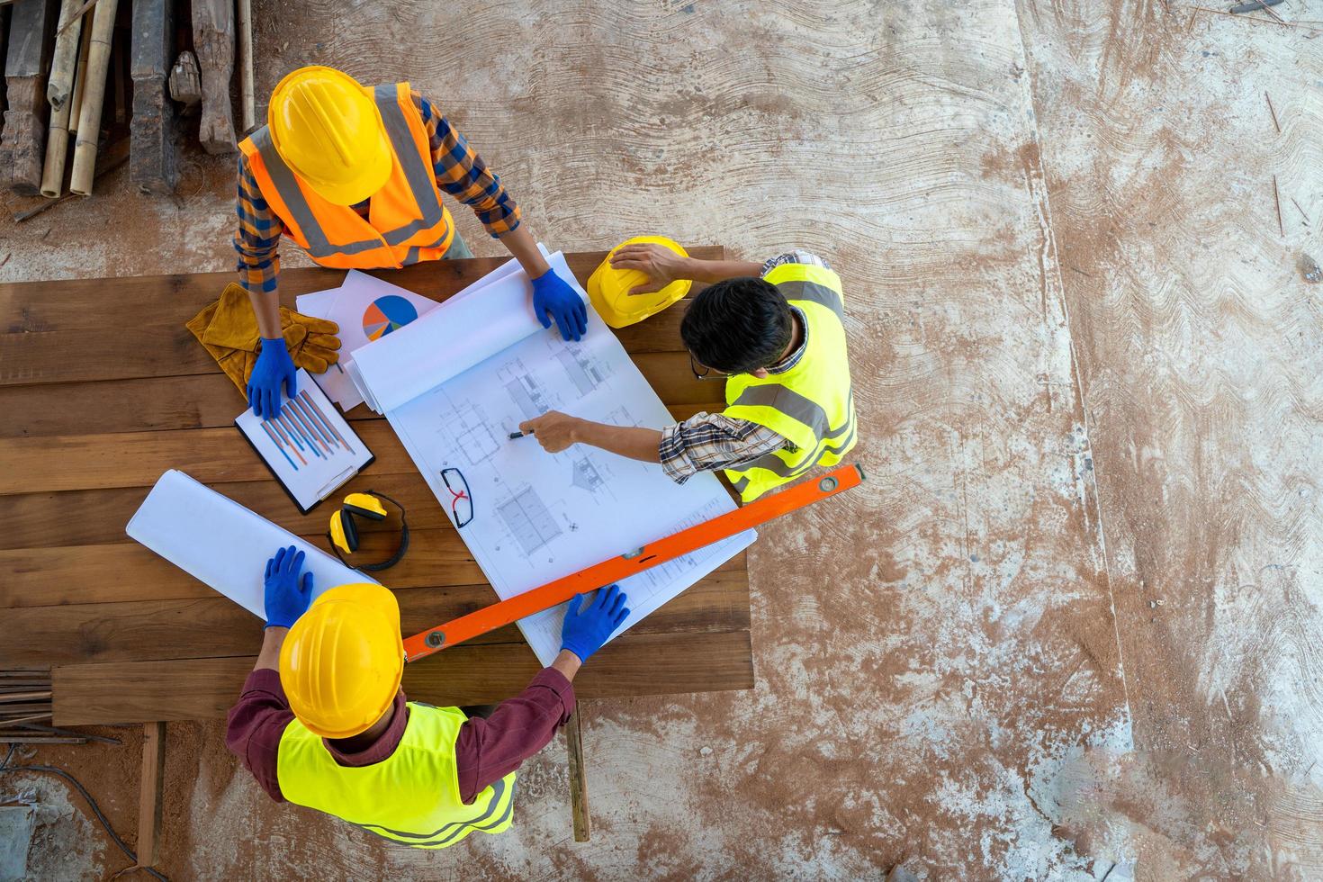 ingenieur en architecten met blauwdrukken foto