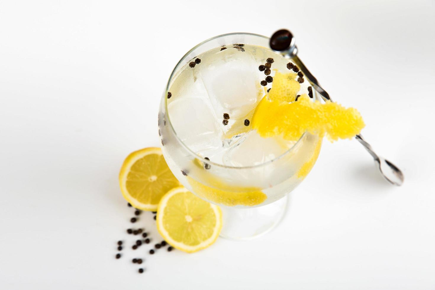 cocktail met garnituur op witte achtergrond foto