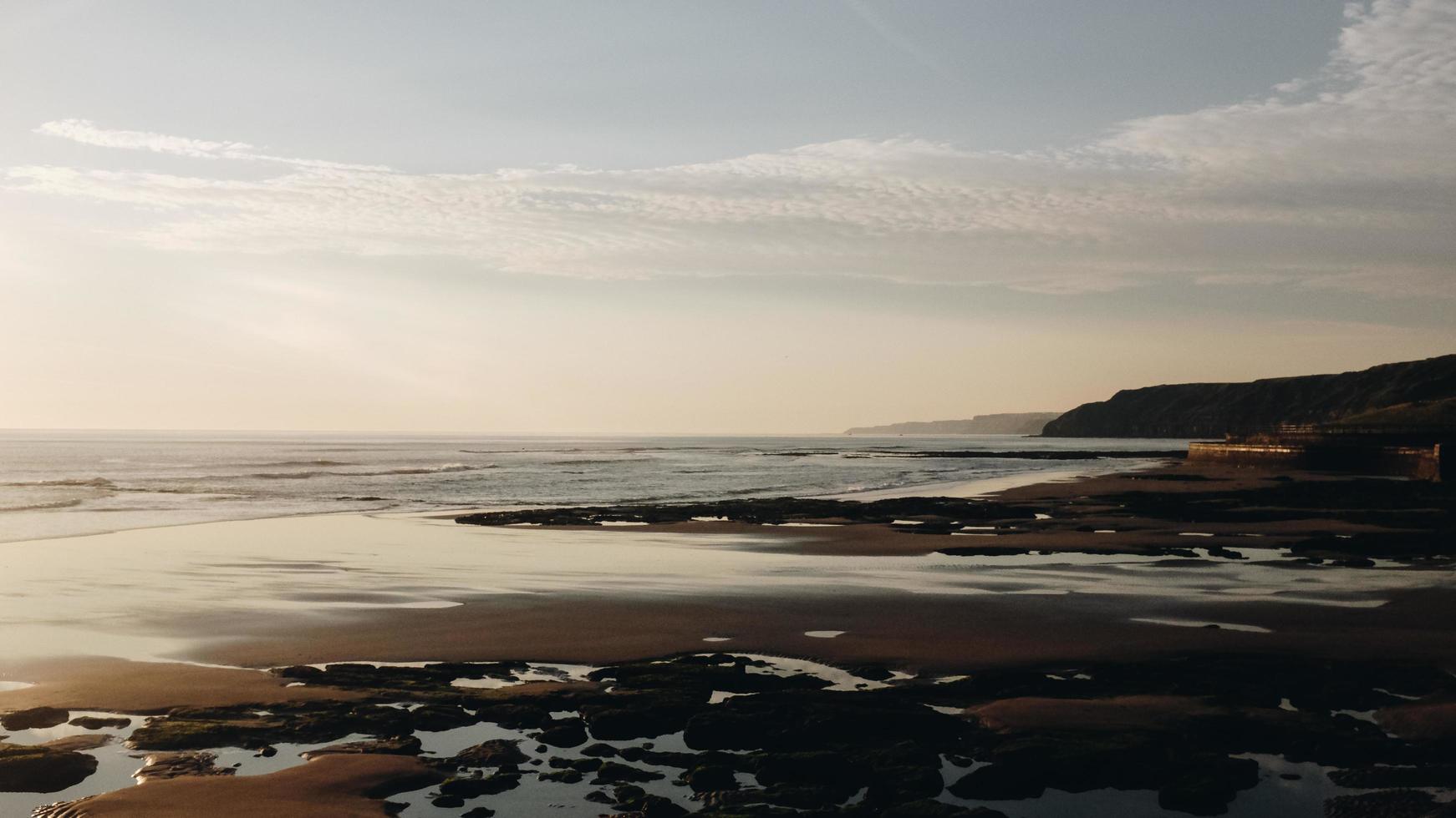 oceaan onder bewolkte hemel foto