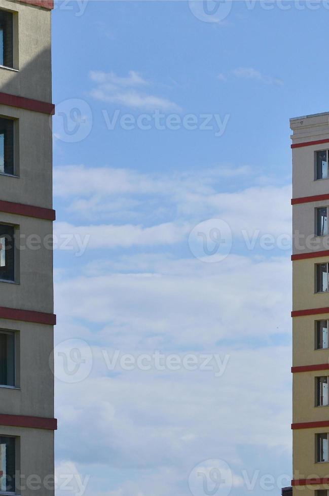 nieuw of kort geleden voltooid meerdere verdiepingen woon- gebouw met ramen en balkons. Russisch type van huis gebouw foto