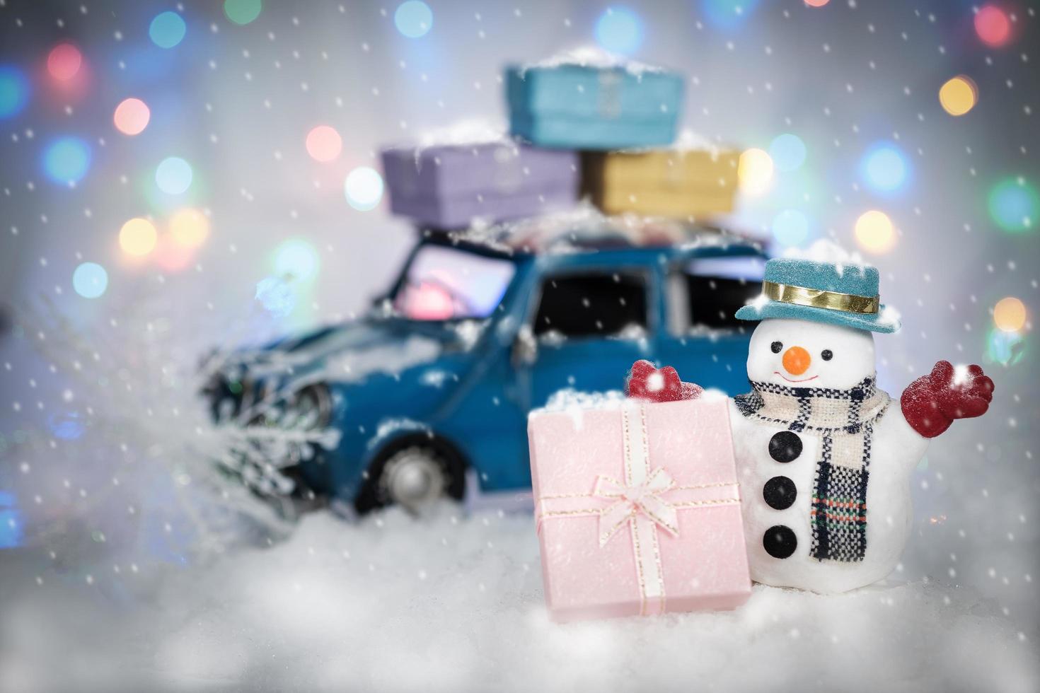 sneeuwpop met cadeautjes en auto foto