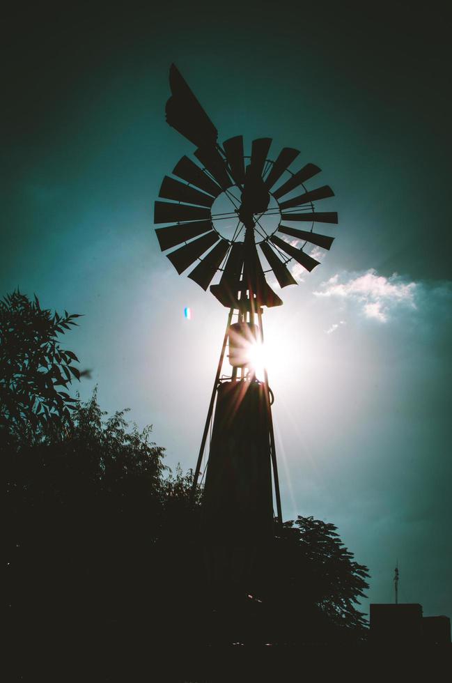 silhouet van boerderij windmolen foto