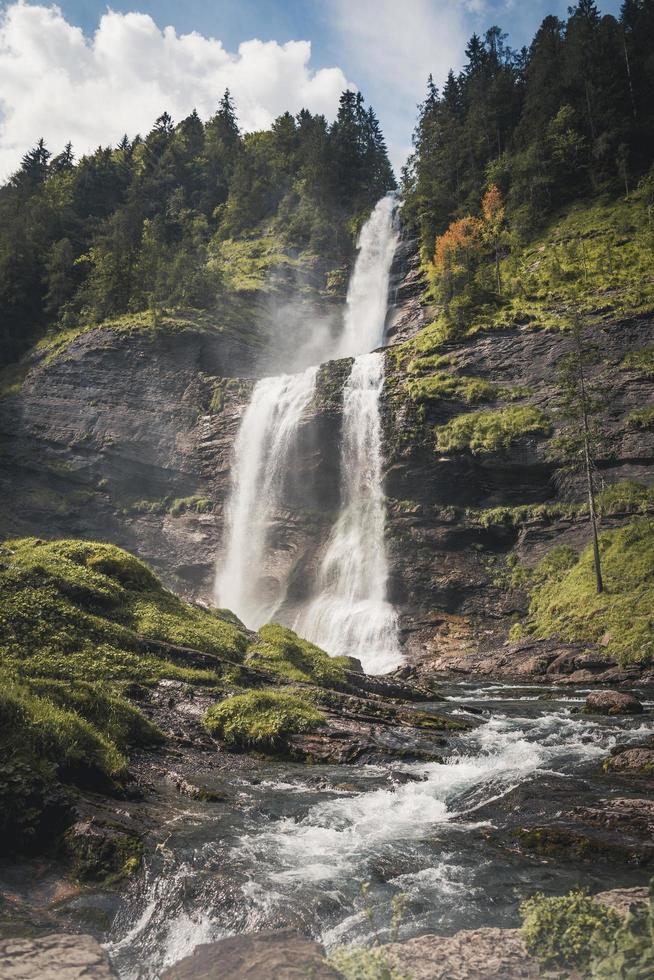 foto van een waterval tussen bomen