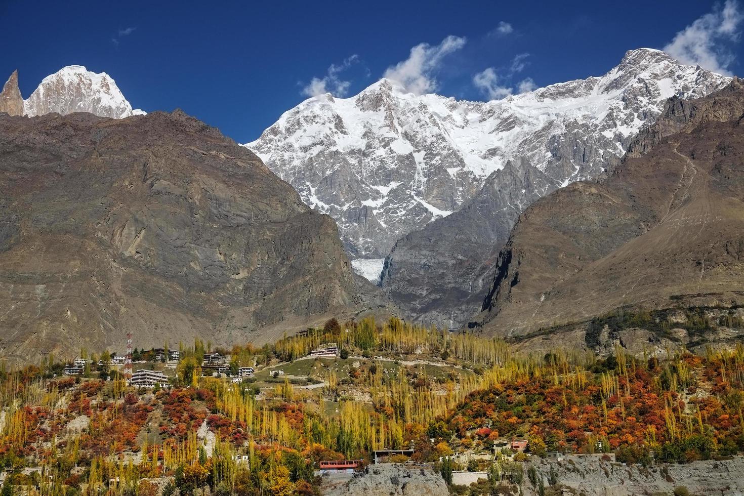 hunza vallei in de herfst tegen bergen foto