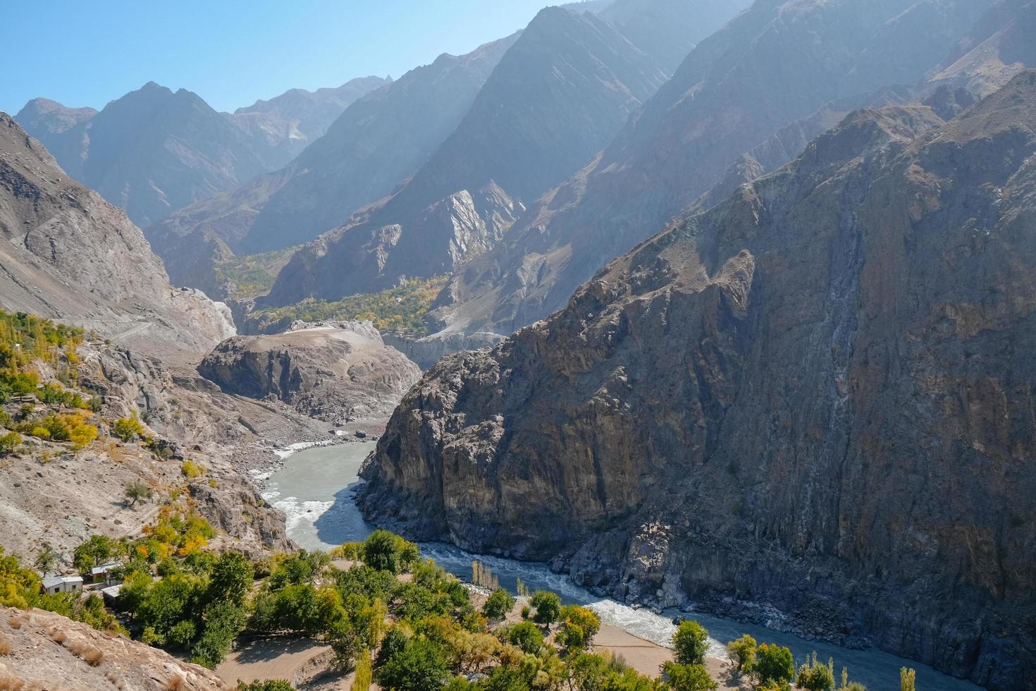 indus rivier stroomt door karakoram gebergte foto