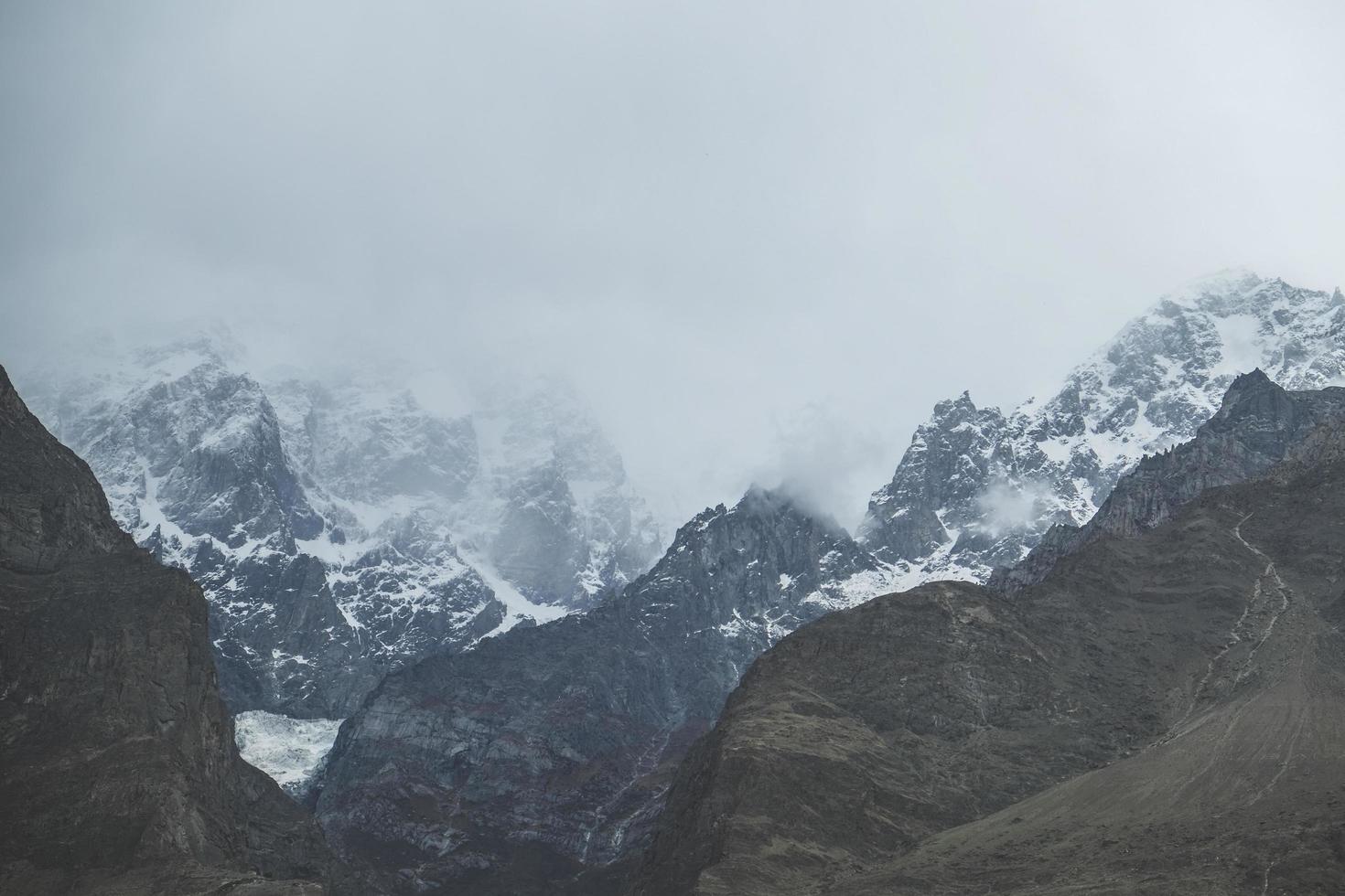 natuur landschapsmening van bergwolken en mist foto