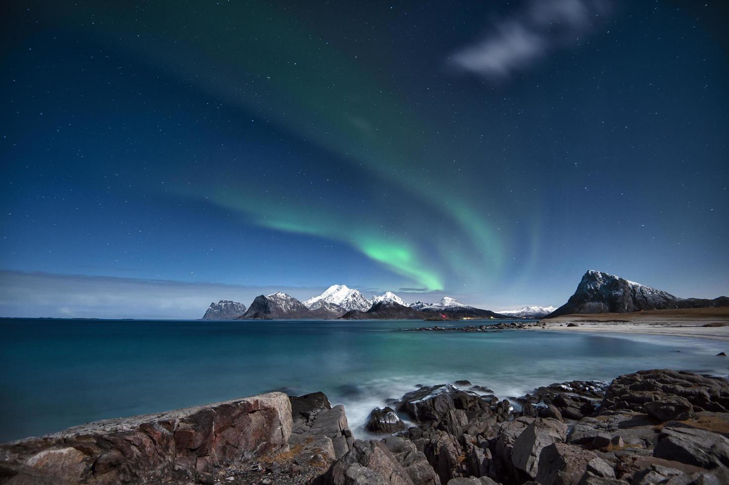 aurora borealis op lofoten eilanden foto