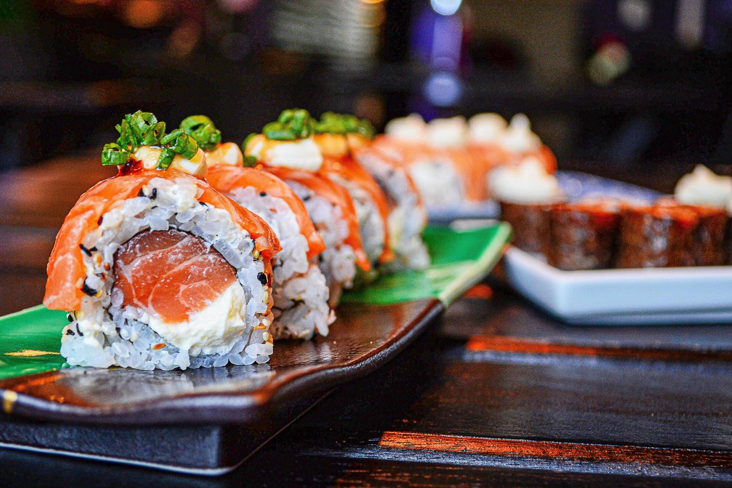sushi rolt op keramische plaat foto