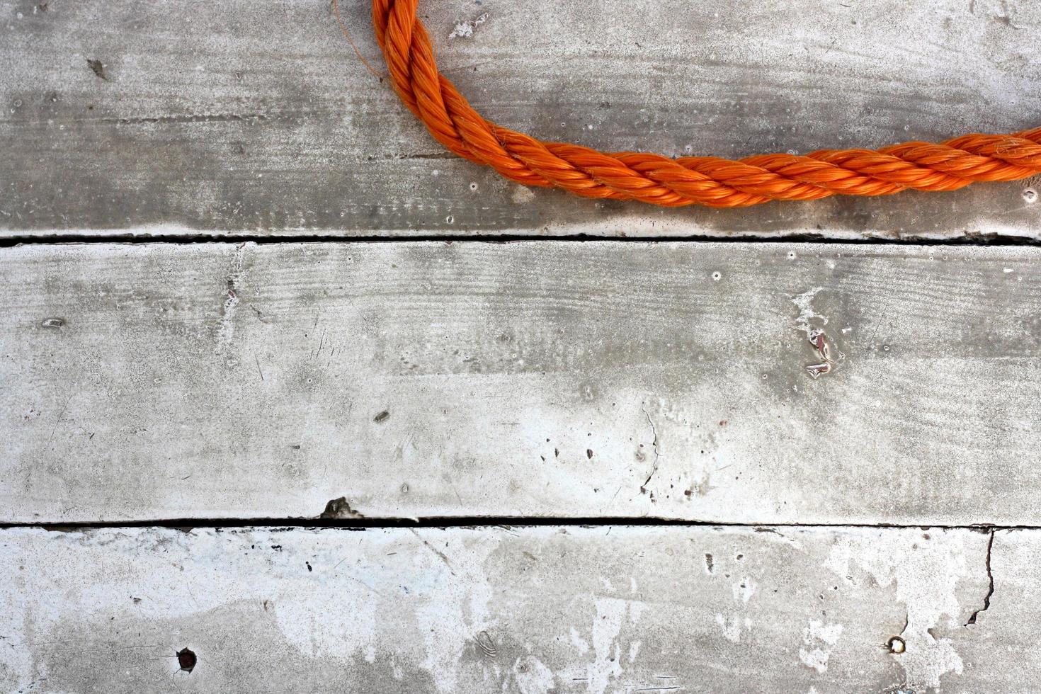 oranje touw op houten vloer foto