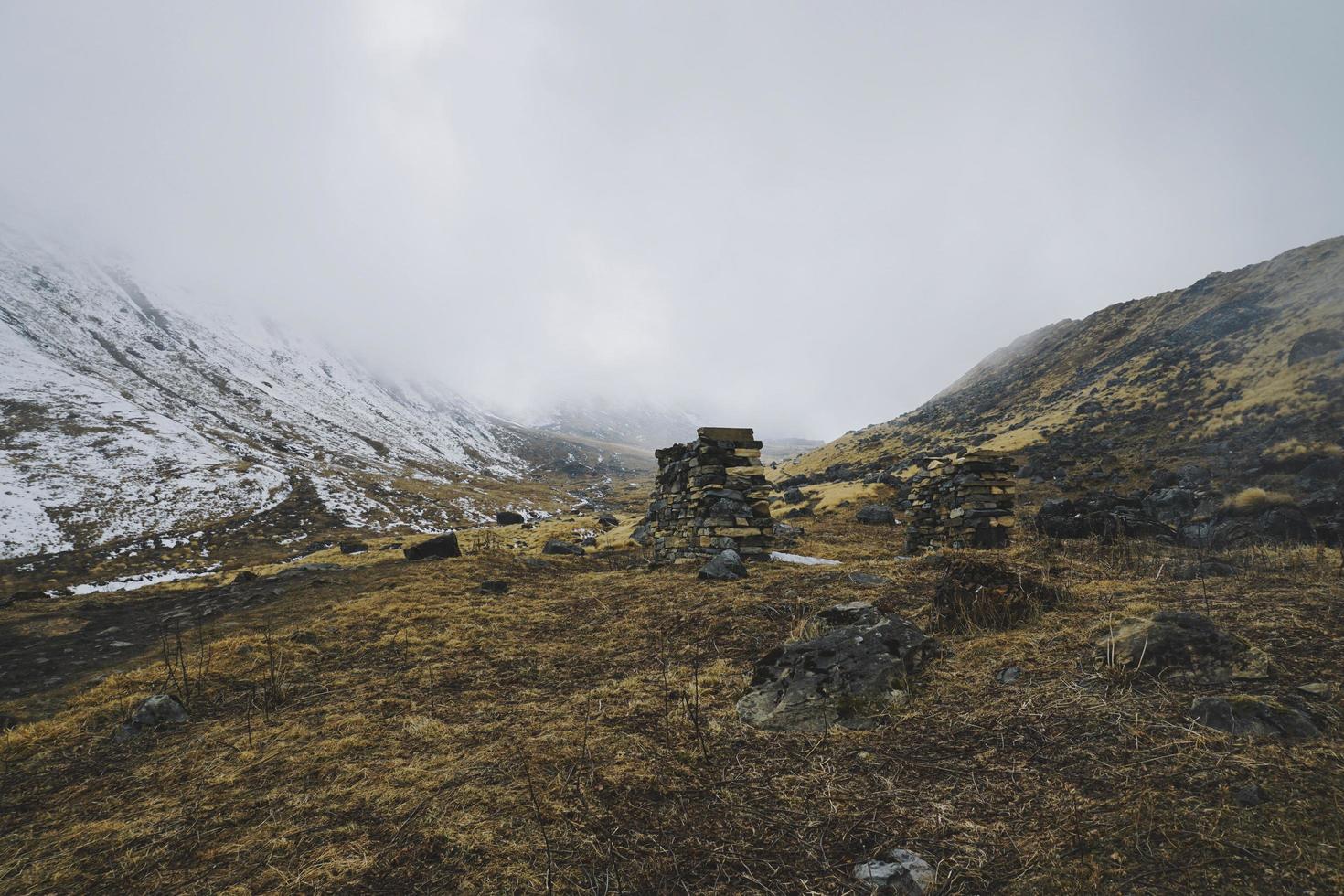 besneeuwde berg met dichte wolken foto