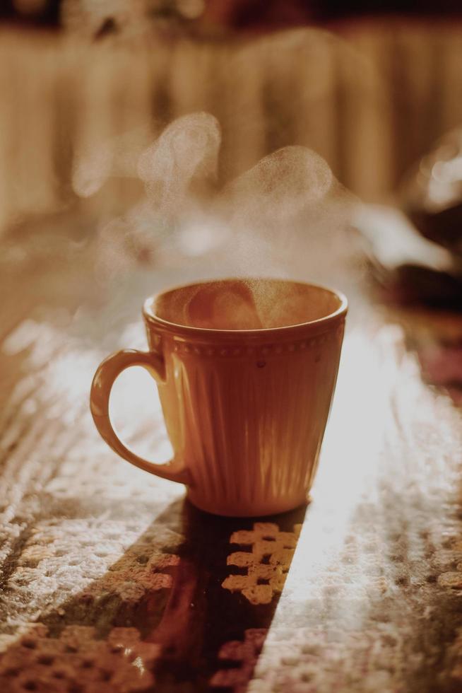 warme kop koffie in bruine mok foto