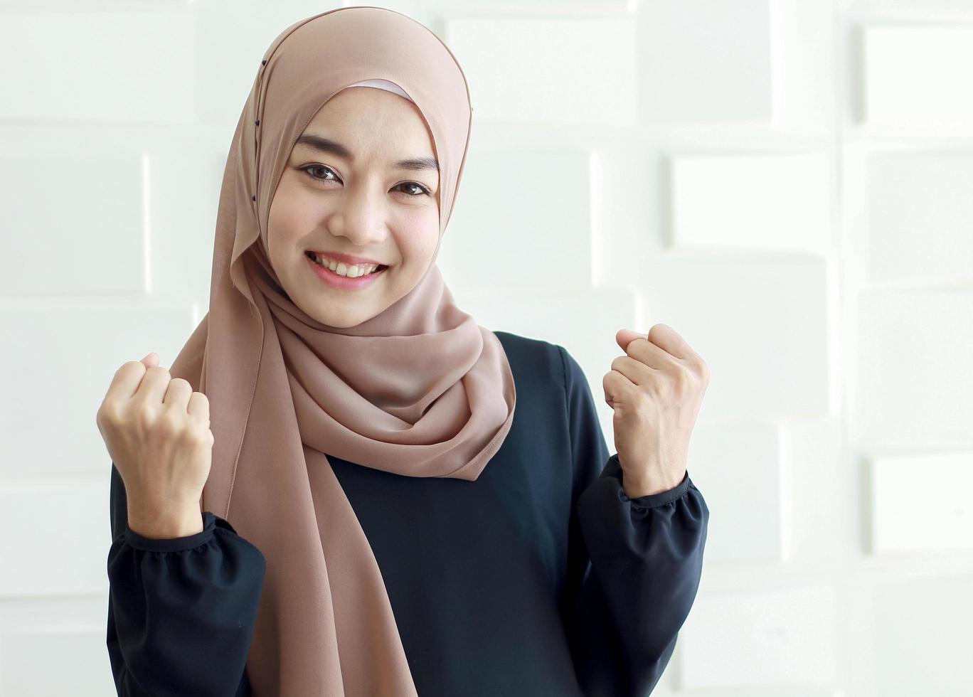 portret van jonge gelukkig moslimvrouw foto