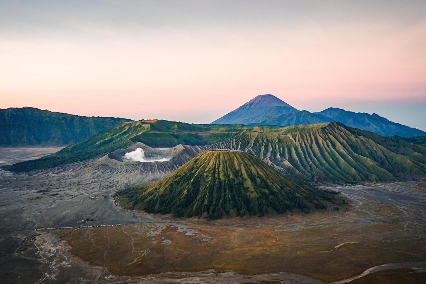 uitzicht op de vulkaan bij zonsondergang foto