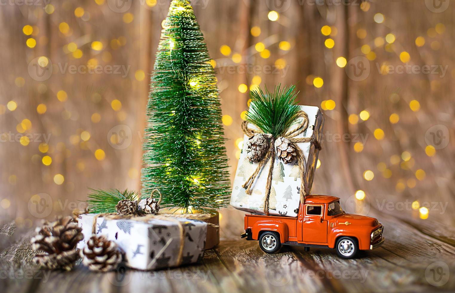 miniatuur auto Aan houten achtergrond met Kerstmis licht foto