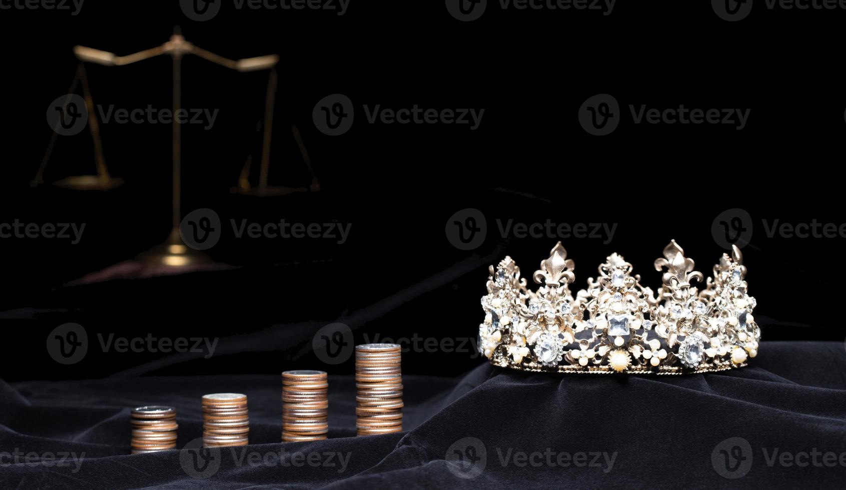 diamant kroon van mevrouw schoonheid koningin optocht wedstrijd en schaal gerechtigheid balans hamer met stack munt geld investering. concept van eerlijkheid en oneerlijk in optocht wedstrijd bedrijf, kopiëren ruimte foto